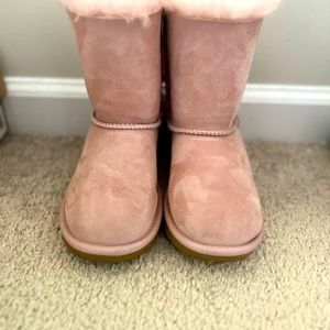 Like new pink UGG boot for girls!!!!